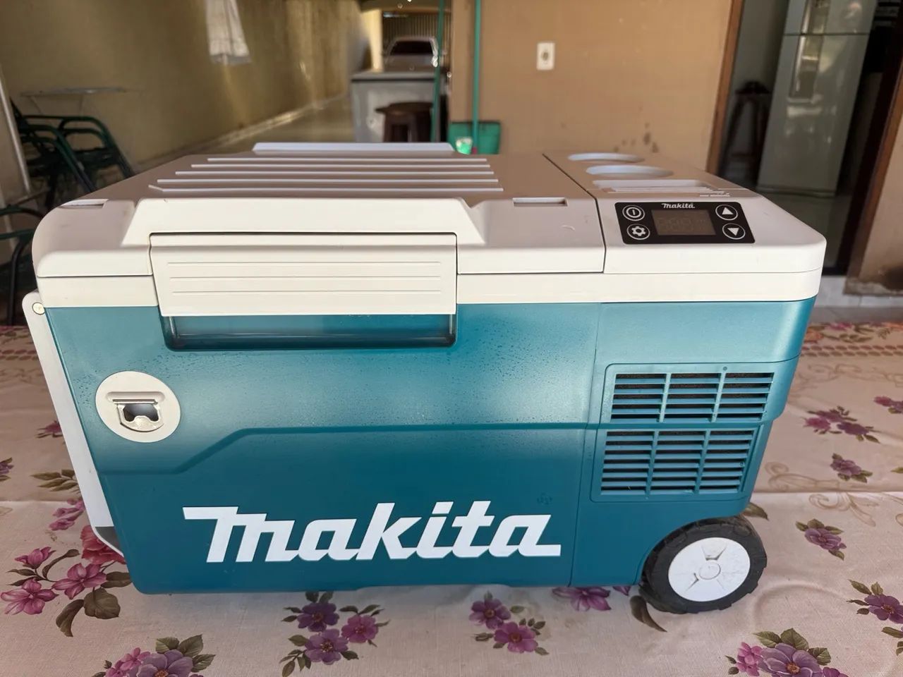 Geladeira Portátil Makita + 2 Baterias 5Ah com carregador 