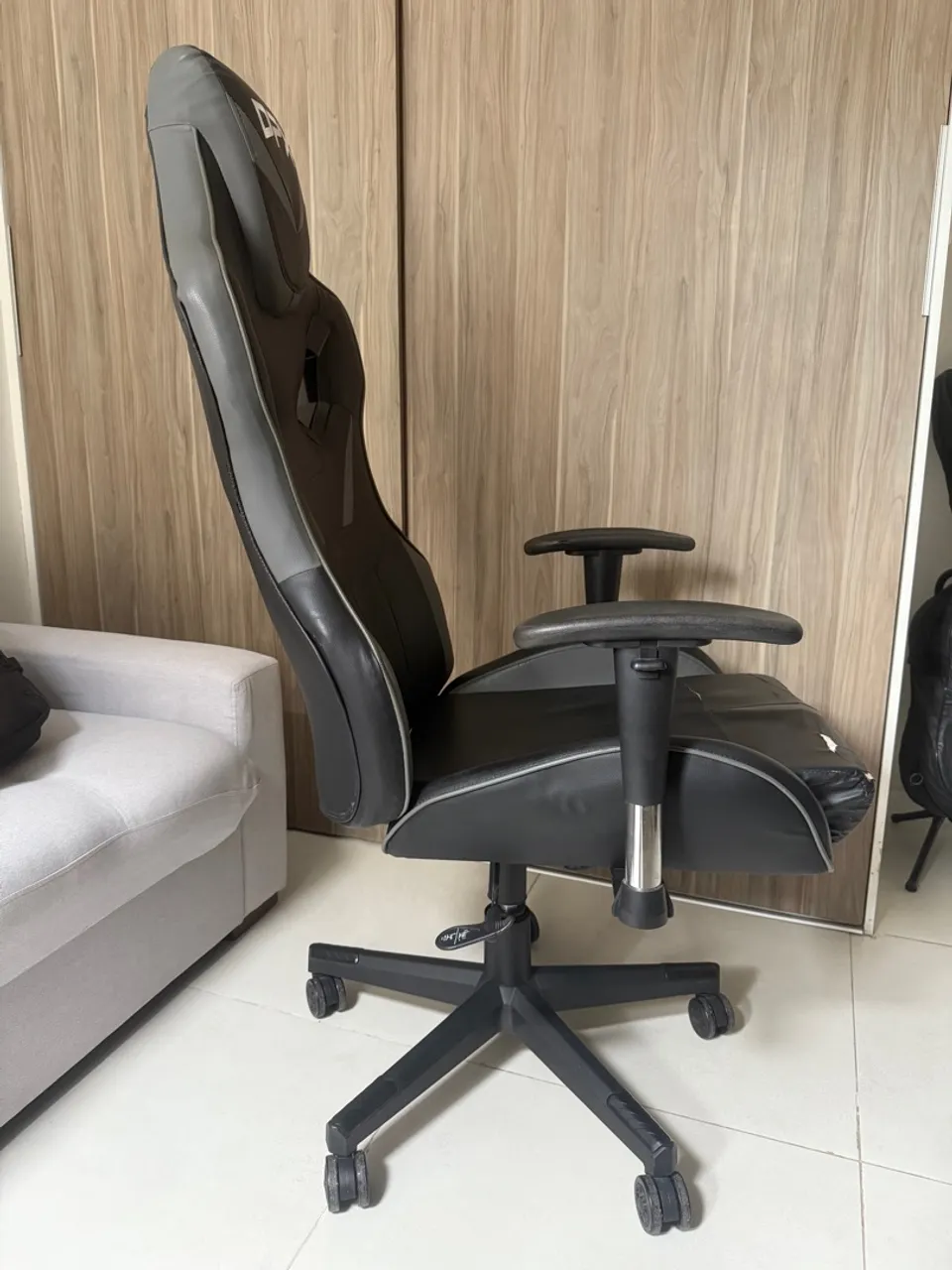 Cadeira Gamer Cinza Reclinável e Giratória GT9 Max - DPX
