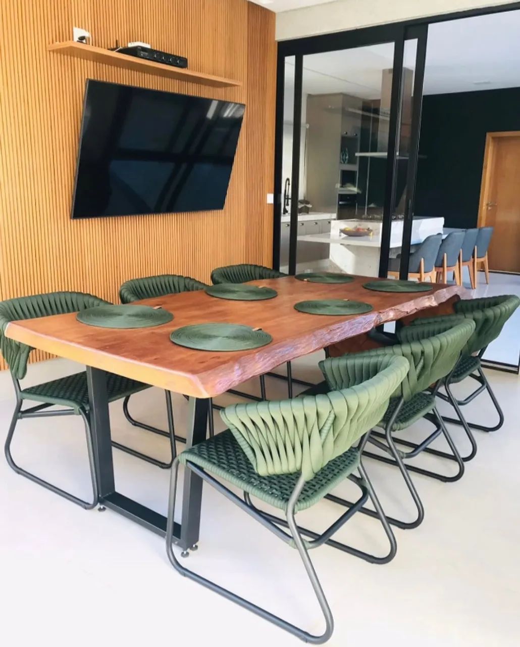 MESA DE MADEIRA COM 6 CADEIRAS DE TRICÔ NÁUTICO