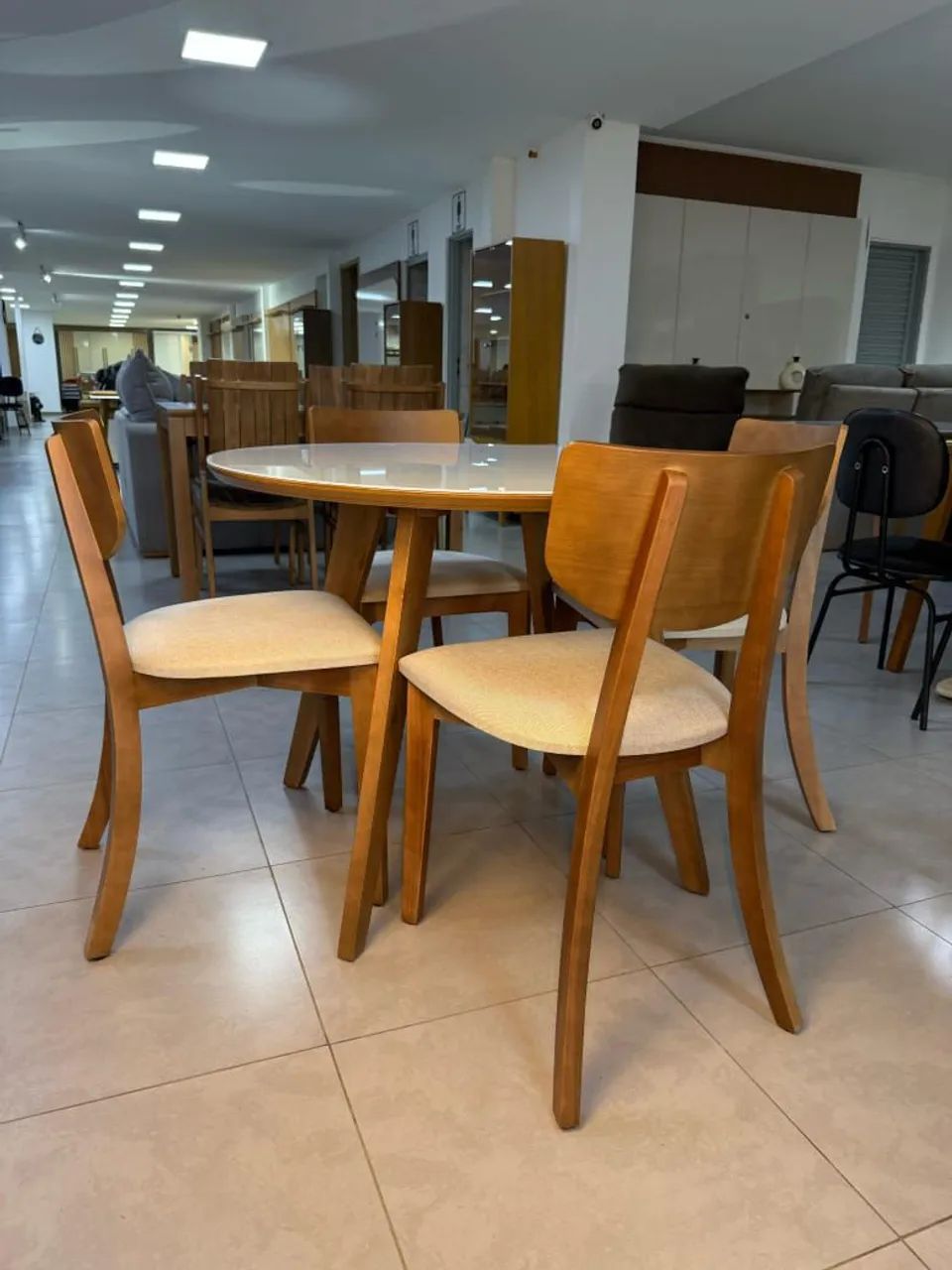Mesa de jantarRedonda com 4 Cadeiras em Madeira - Foto 4
