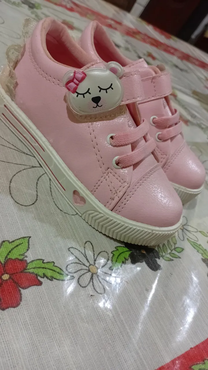 Tênis Infantil Rosa com Detalhe de Ursinho