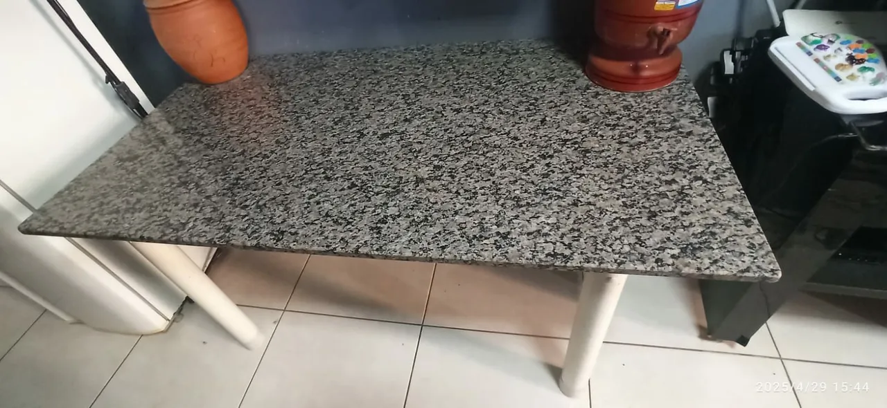 Mesa de Granito para Cozinha , sem cadeiras somente a mesa