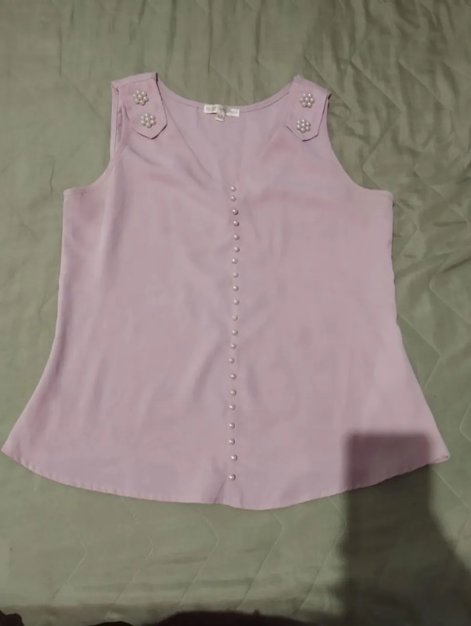 Blusa feminina rosa com detalhes em pérolas