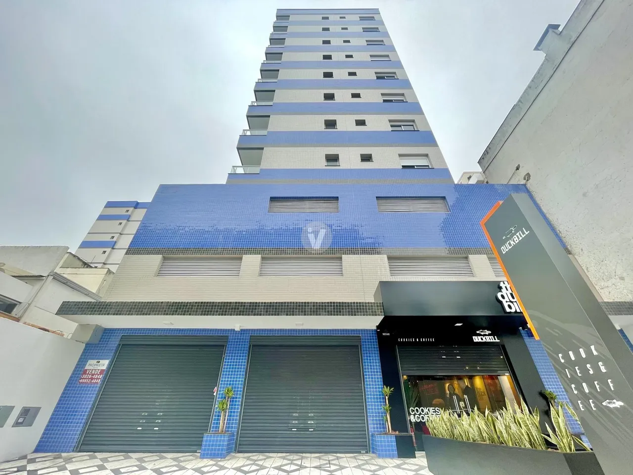 Apartamento 1 dormitório com sacada churrasqueira e vaga de garagem no Centro