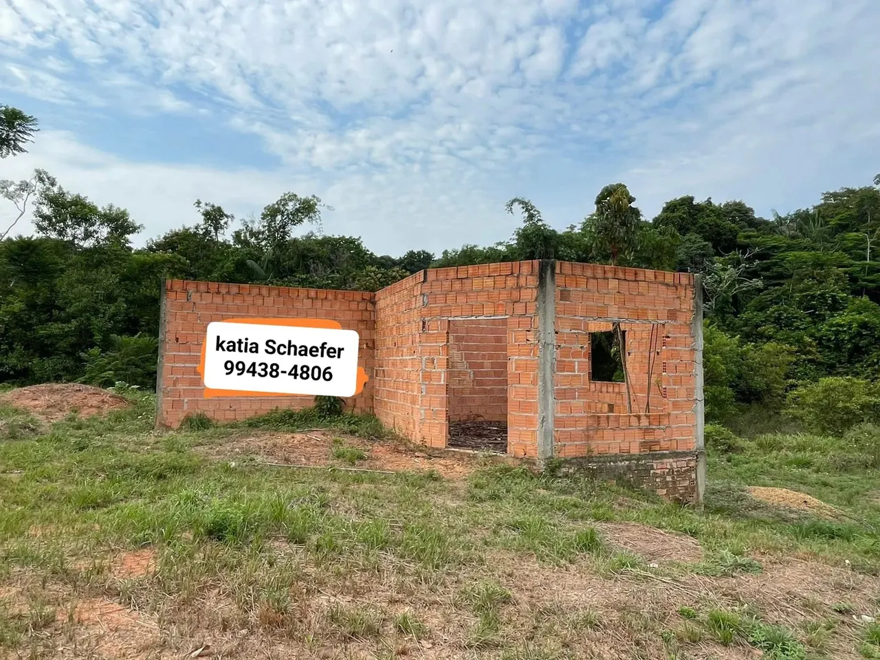 Vendo uma construção de uma casa ...
