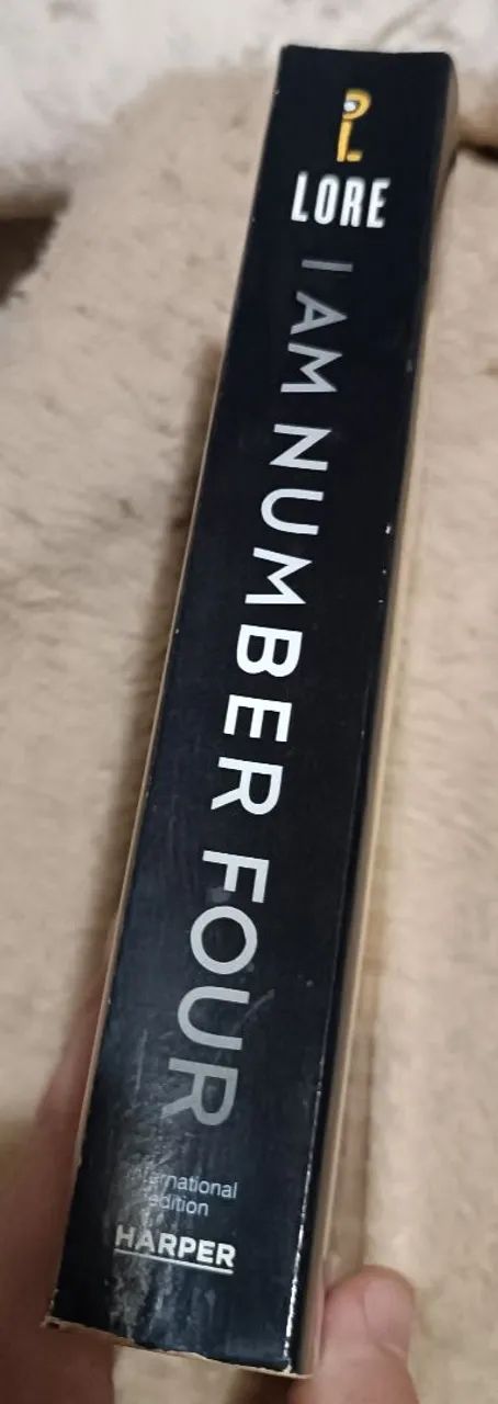 Eu sou o Número Quatro(inglês)- Pittacus Lore  - Foto 3