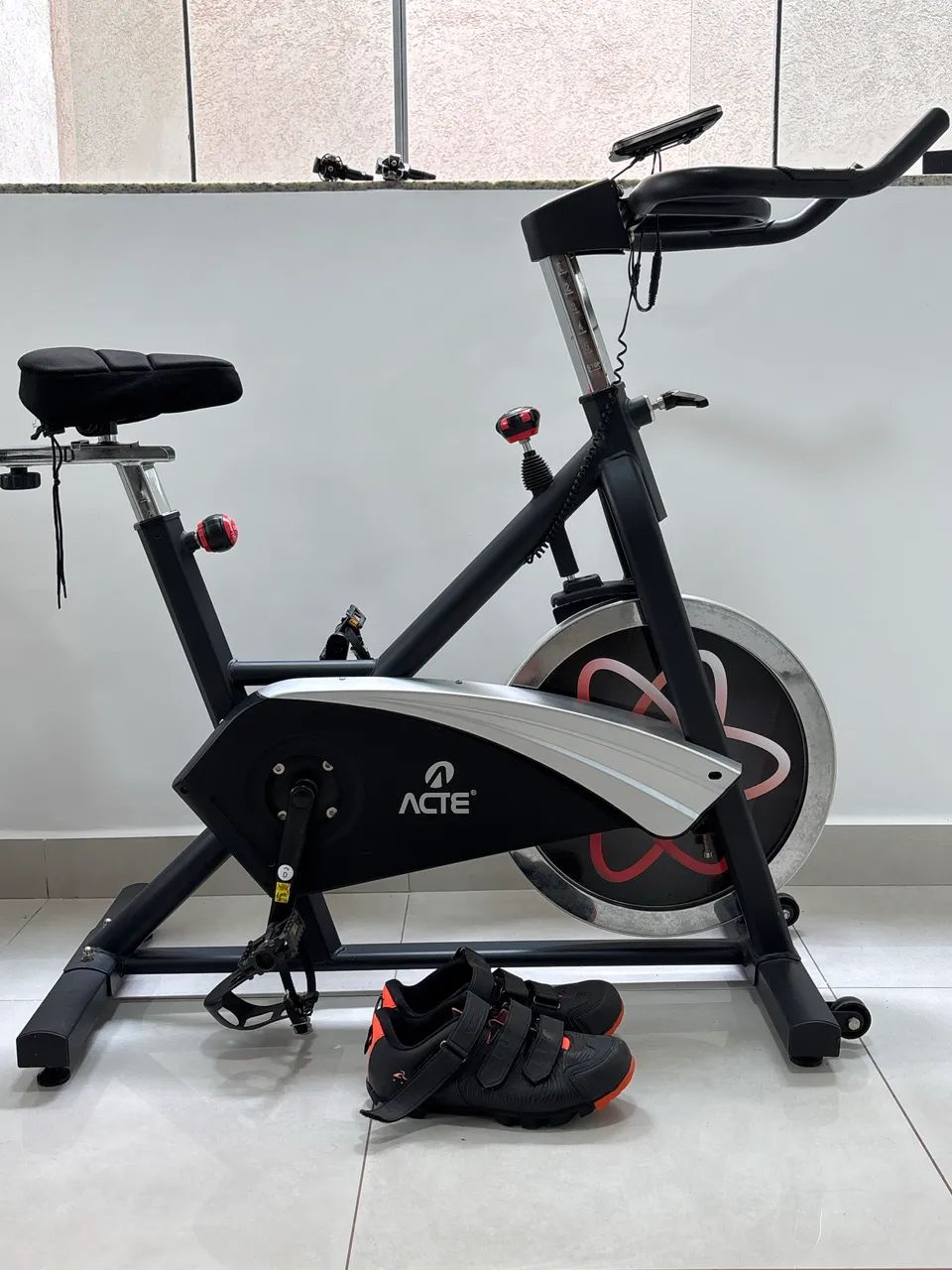 Vende-se bike indoor elétrica ACTE - painel digital, pedais SPD + strap.