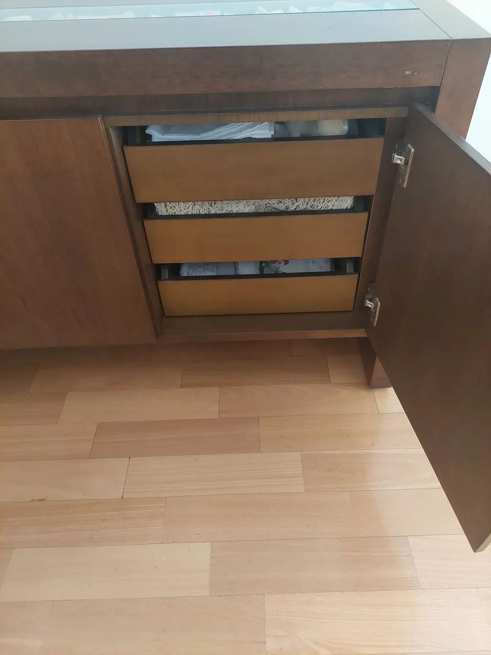 Conjunto em madeira semi novo mesa jantar + 6 cadeiras + aparador marca Dunelli House  - Foto 5