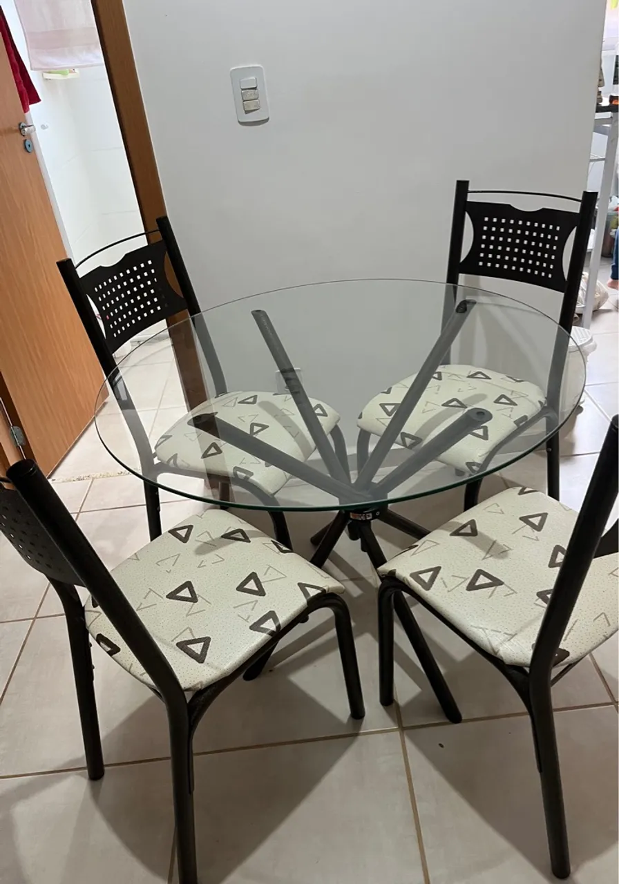 Mesa de Jantar com tampo de Vidro com 4 Cadeiras