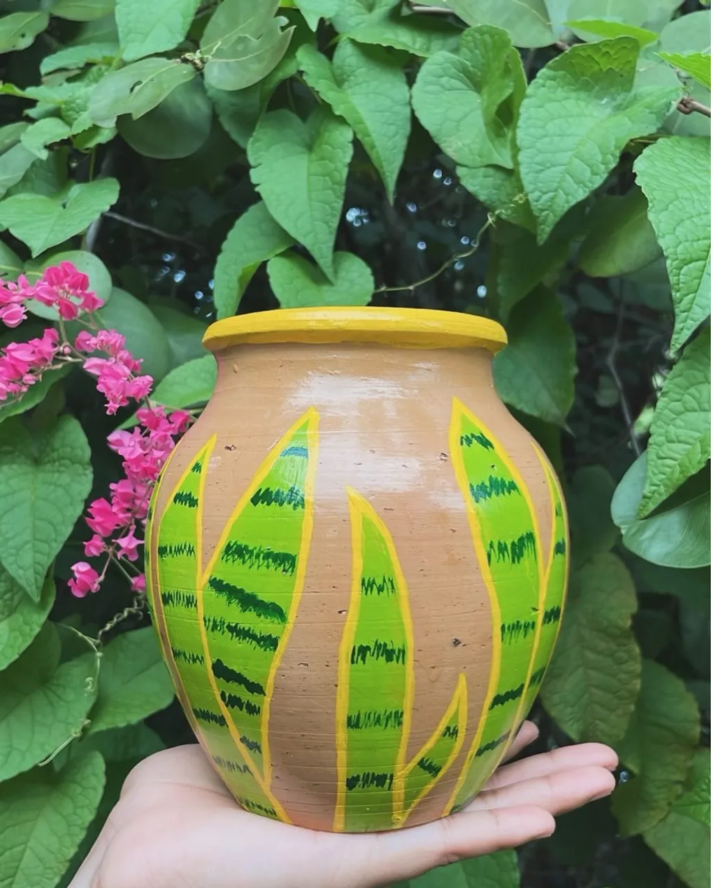 Vaso de planta artesanal decorado com folhas