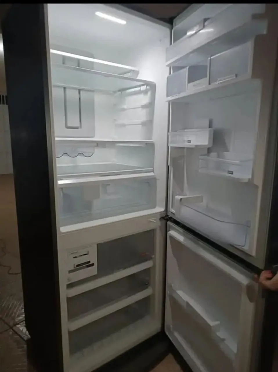 Geladeira com design moderno e amplo espaço interno