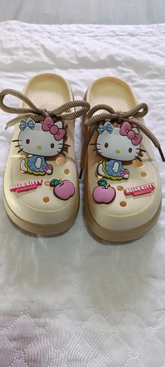 Chinelo estilo Crocs temático HELLO KITTY tam.37/38 90,00. - Foto 3