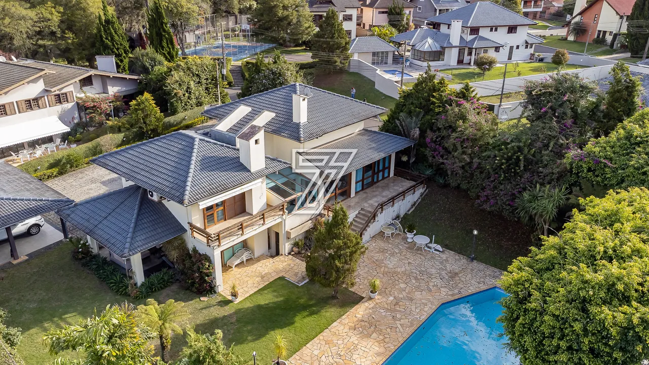 Casa em condomínio fechado a venda possui 268m² com 3 suítes em Santa Felicidade - Curitib
