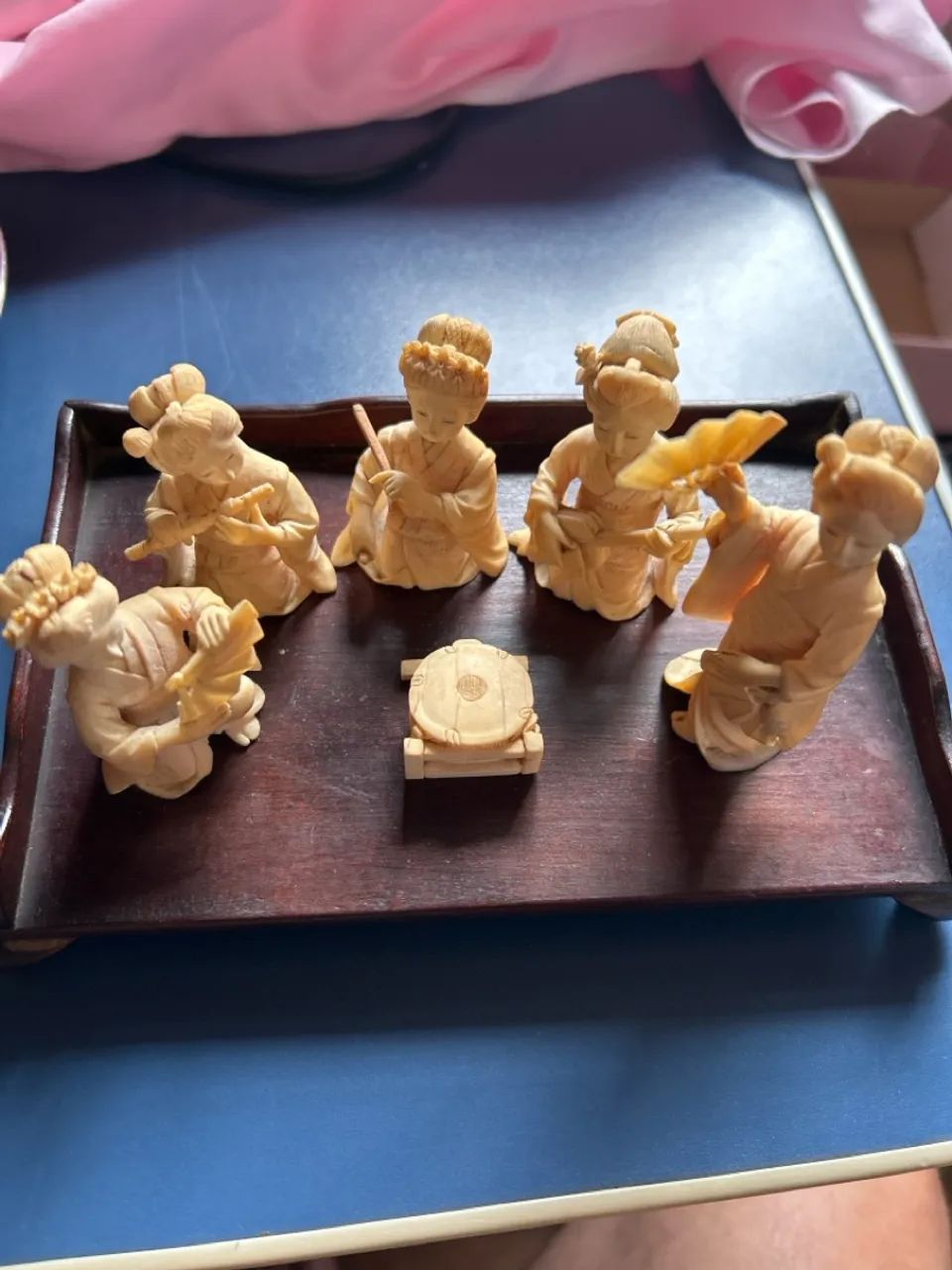 Conjunto de Estatuetas Japonesas - Gueixas com Instrumentos e Bandeja - Foto 2