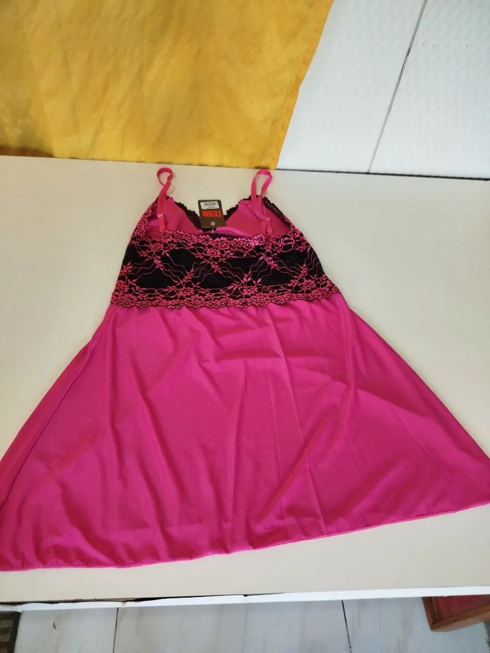 Camisola de renda rosa