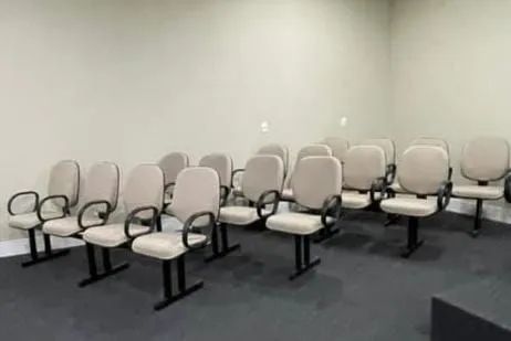 Conjunto de Cadeiras Estofada em Longarina com 04 lugares 