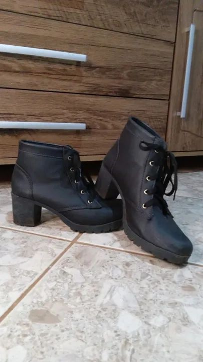 Coturno Feminino Preto de Cano Curto