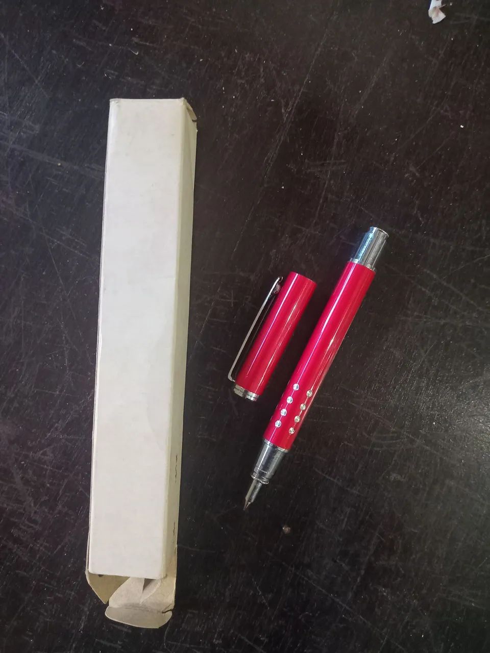 Caneta Vermelha Elegante com Detalhes - Foto 2