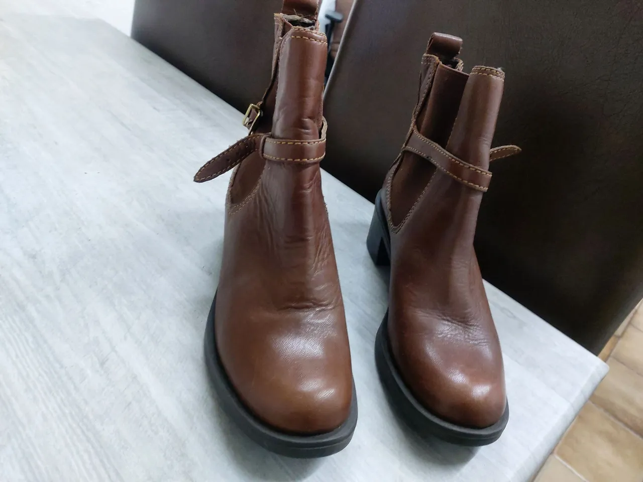 Botas de couro marrom com fivela