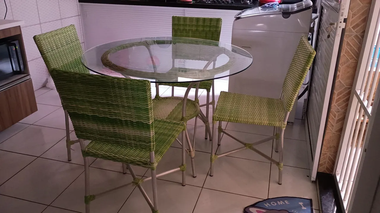 Conjunto de mesa redonda com 4 cadeiras