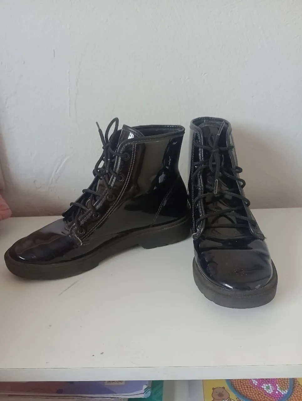 Botas pretas de couro envernizado