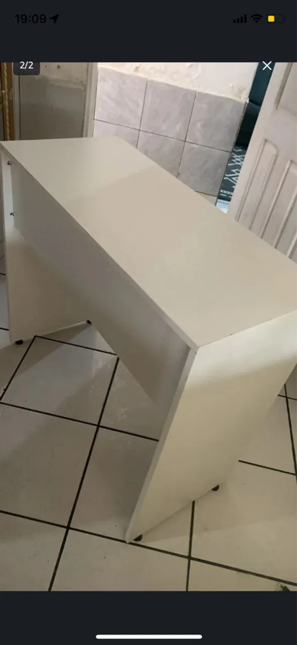 Escrivaninha branca compacta e moderna 120$