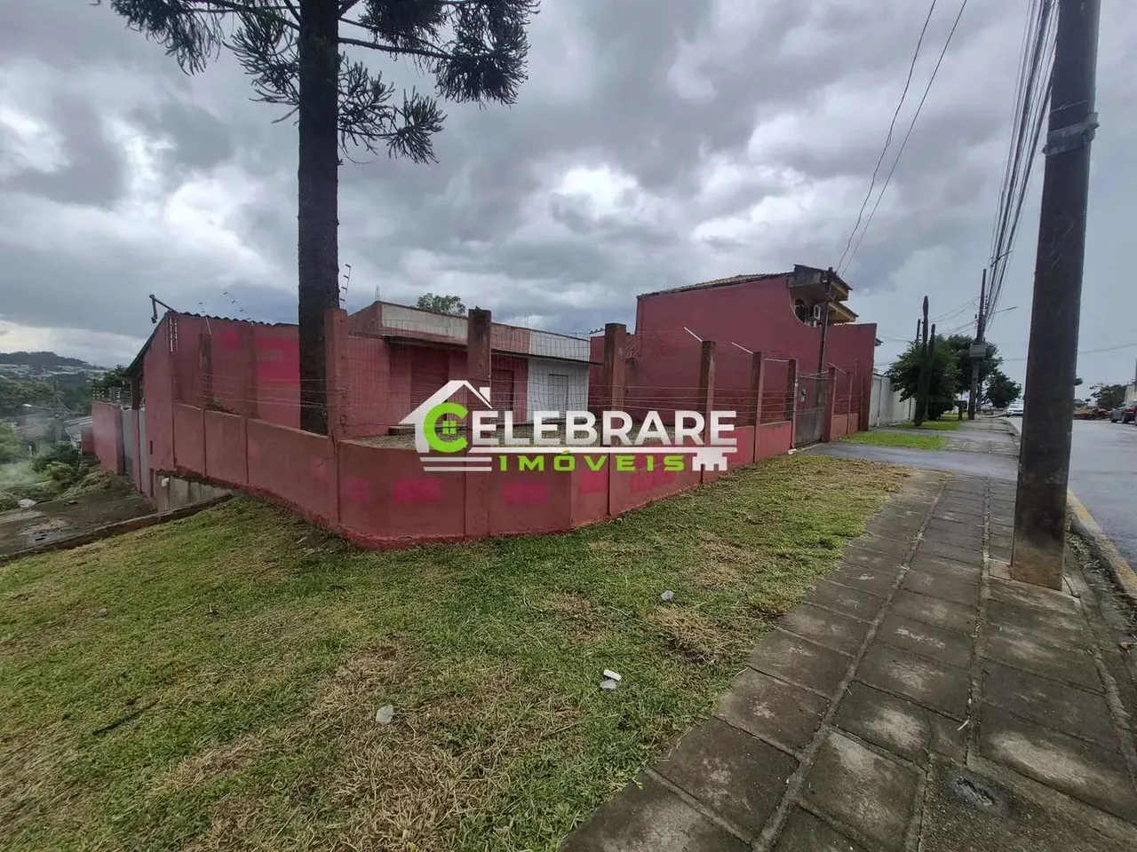 TERRENO COM 03 SALAS COMERCIAIS NO MARACANÃ.