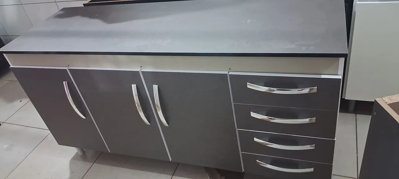 Armário de cozinha com 2 portas e 4 gavetas