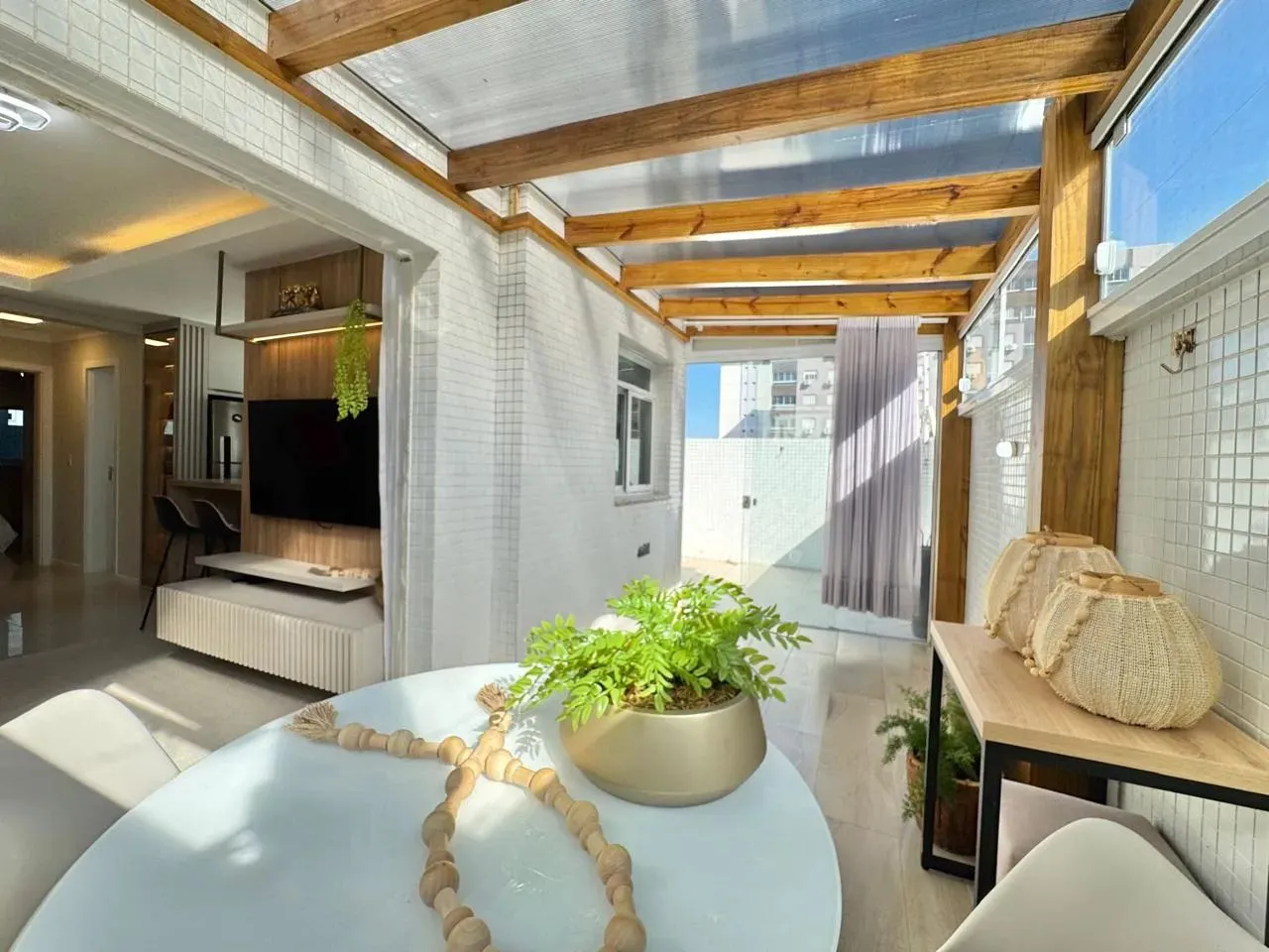 APARTAMENTO DE 2 DORMITORIOS MOBILIADO E DECORADO COM TERRAÇO A VENDA EM CAPÃO DA CANOA!