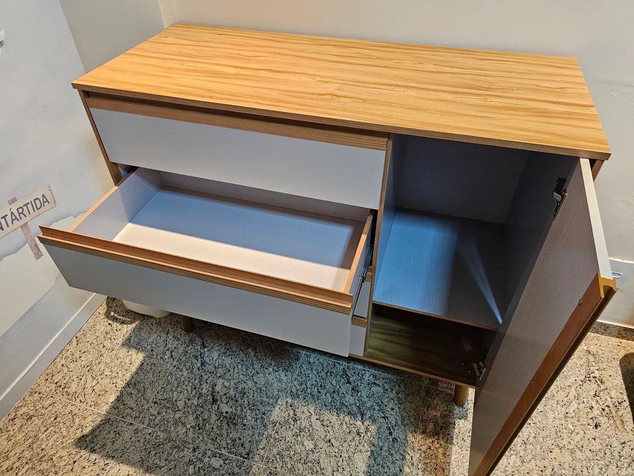 Cômoda com 1 porta e 4 Gavetas Amadeirado - Foto 3