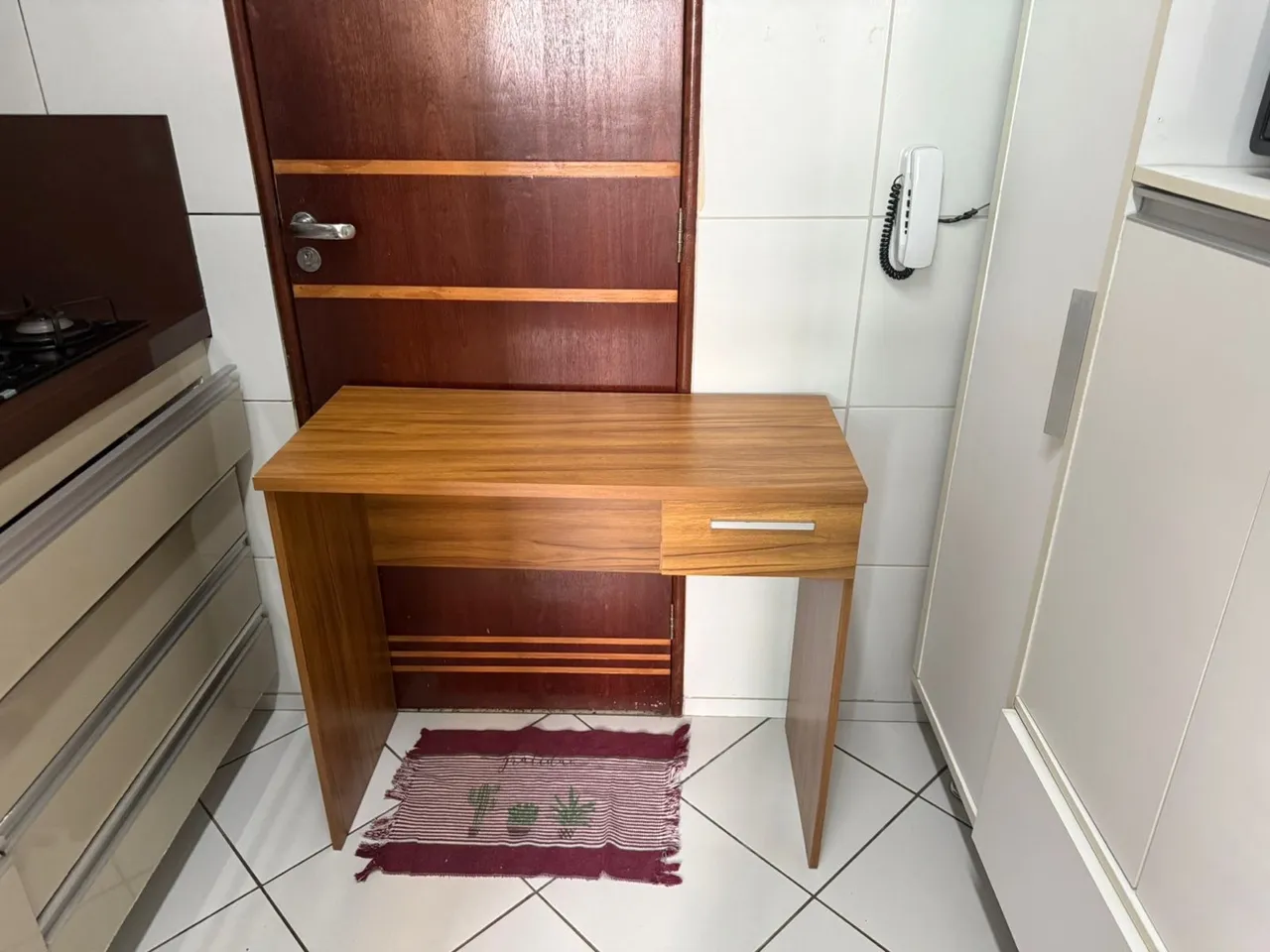 Escrivaninha de madeira com gaveta