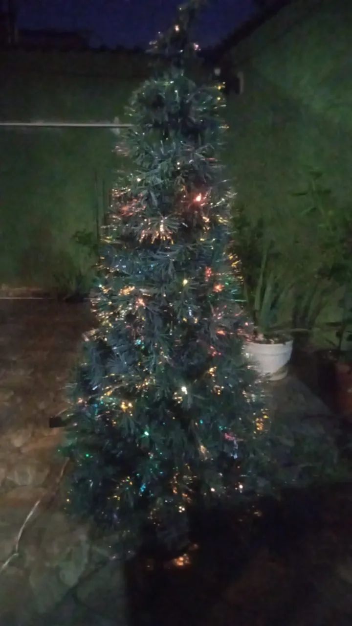 árvore natal ótimo estado 1,80m   -Quem compra leva todos os enfeites - Foto 3