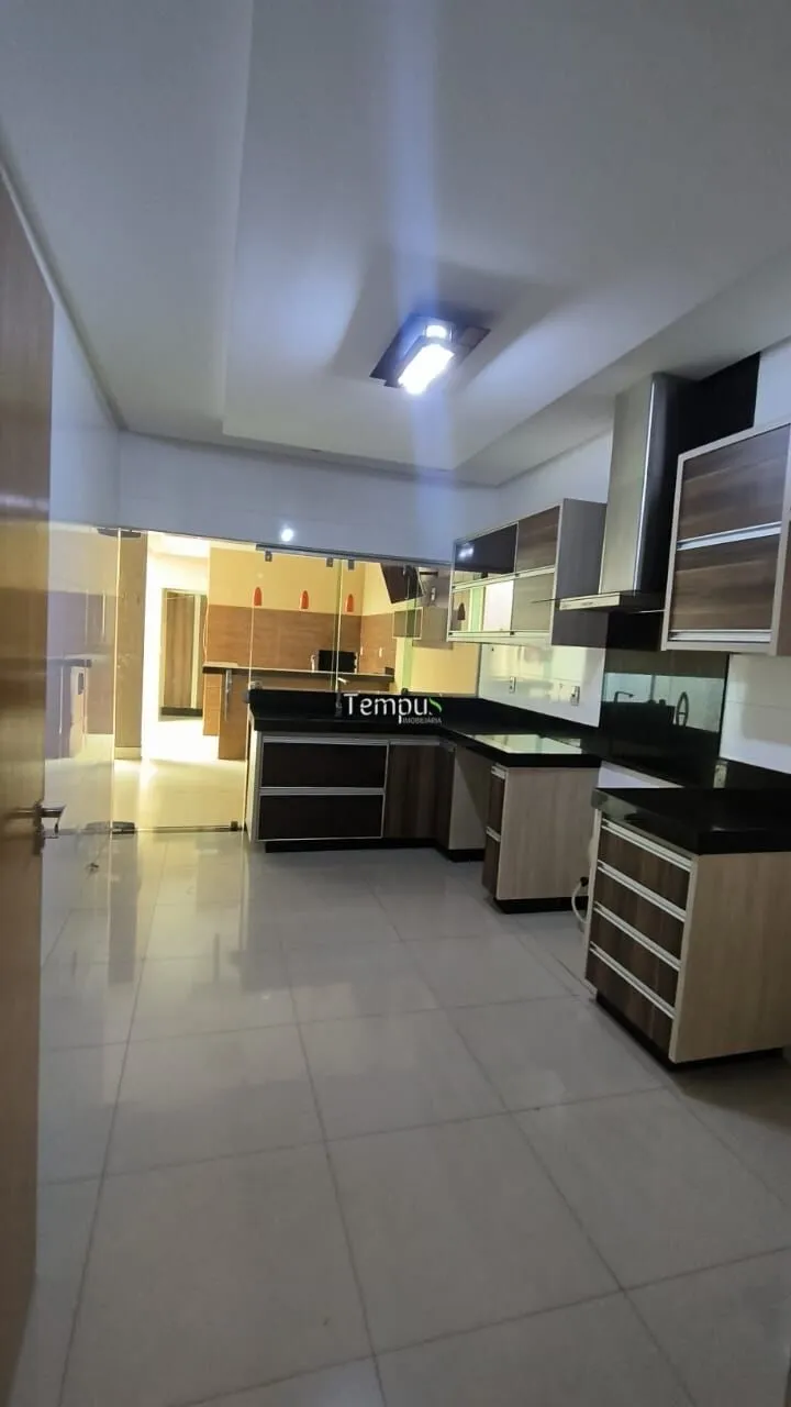 Casa Térrea, 3 suítes plenas, sala 2 ambientes, espaço gourmet com churrasqueira, completo