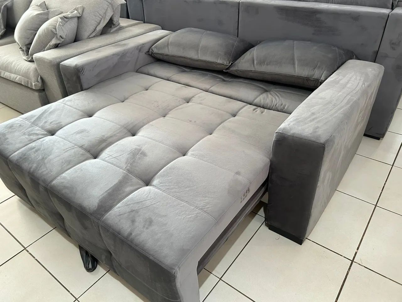 Sofá cama veludo cinza molas ensacadas  - Foto 2
