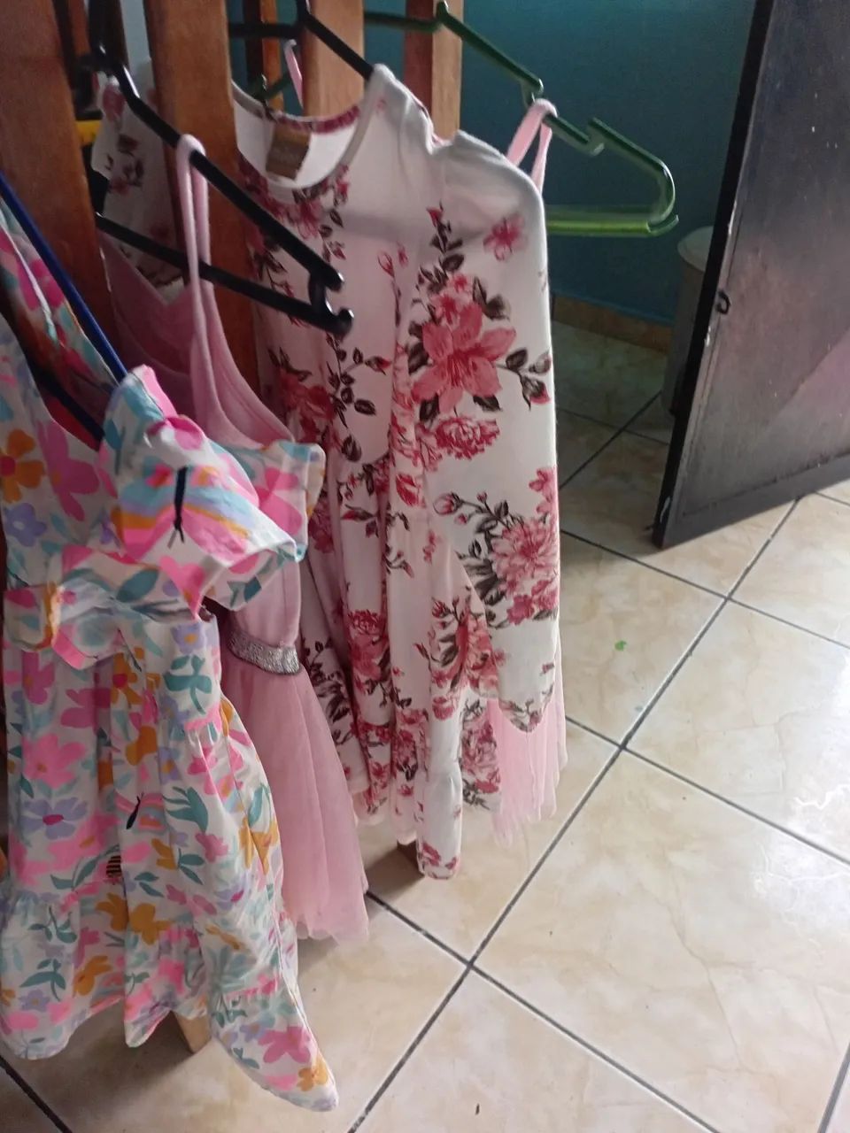 Vestidos infantis floridos e delicados 20,00cada um - Foto 3