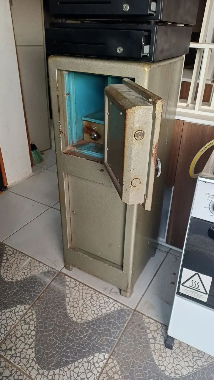 Safe fully functional.64520834056323121