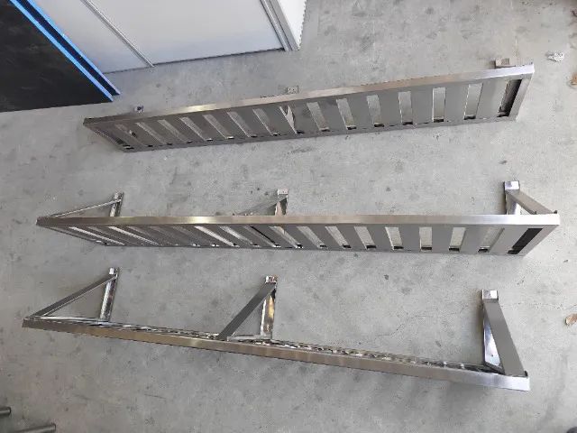 Prateleira Suspensa em Inox com Design Moderno