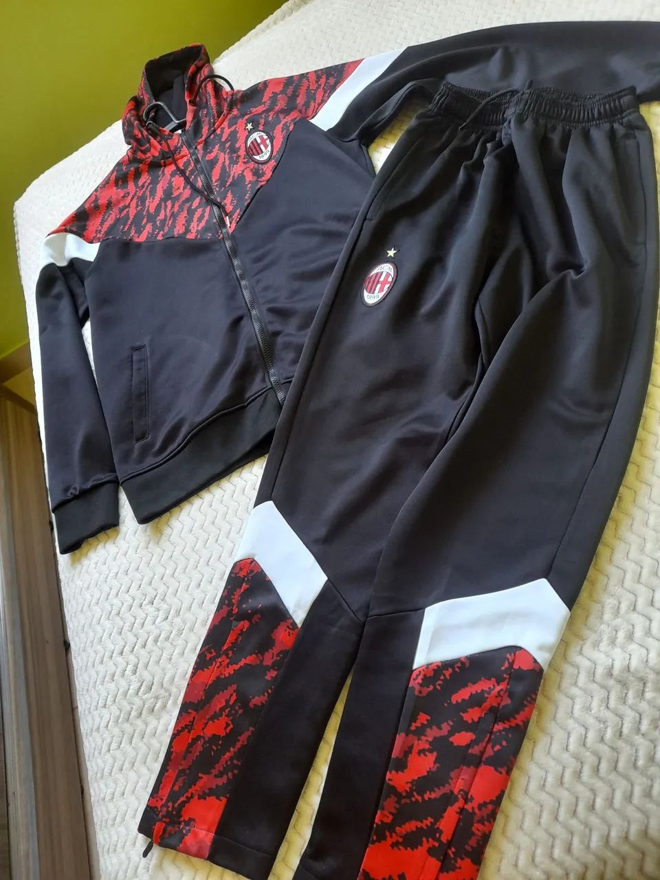 Conjunto de Moletom AC Milan - Preto com Vermelho