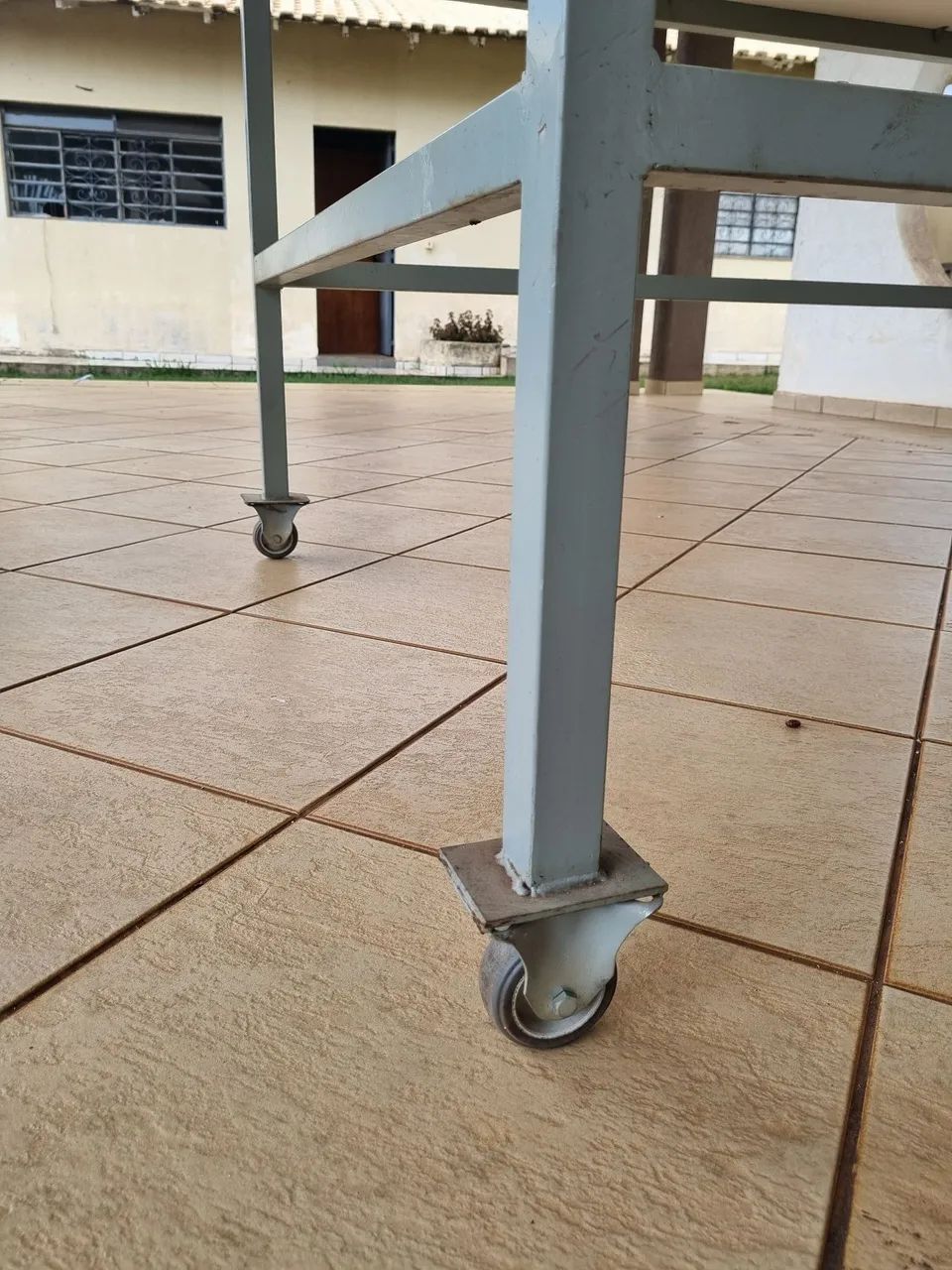 Sorting table with casters420252585443338243