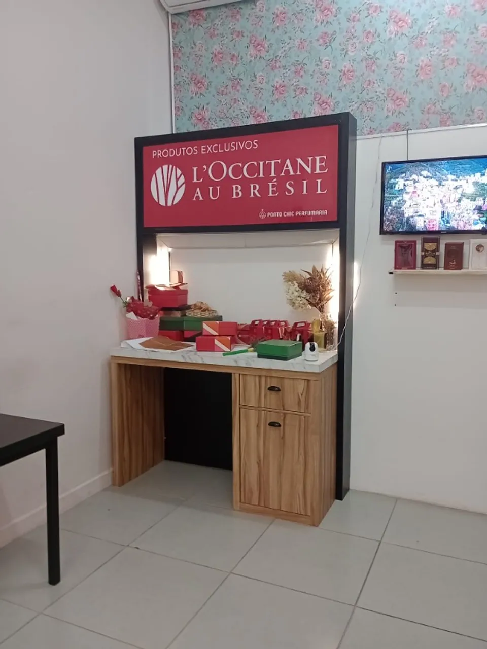 EXPOSITOR COM TAMPA MARMORE E LUZ DE LED