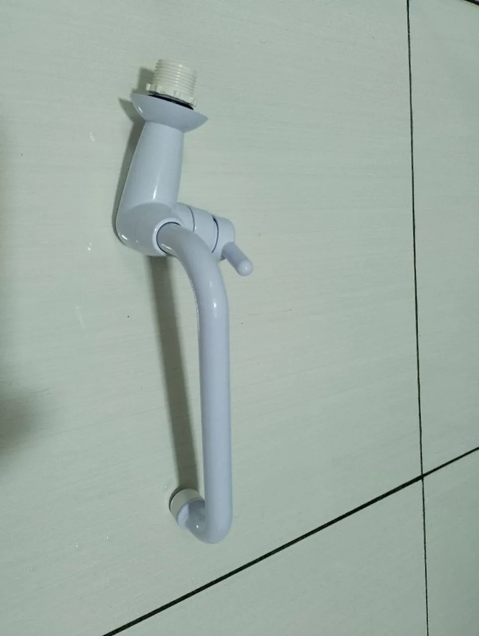 Torneira de parede cozinha, bica móvel Lorenzetti. - Foto 2