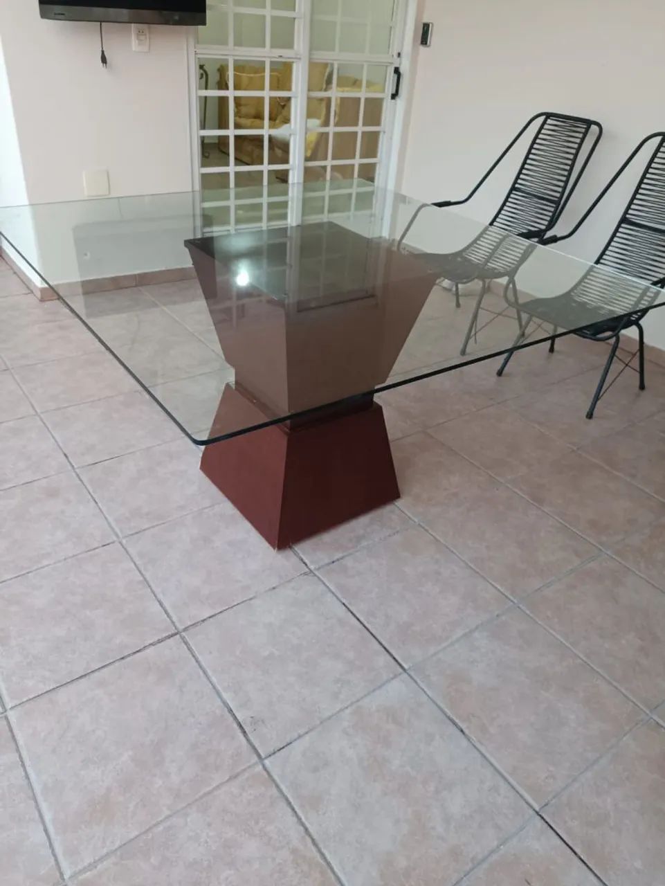 Mesa de jantar com tampo de vidro e base de madeira 