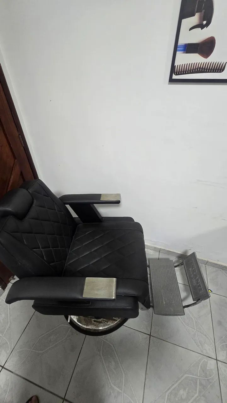 Vendo linda Cadeira de Barbeiro  - Foto 3