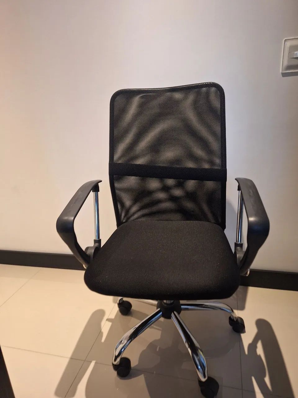 Cadeira Rivatti giratória com rodinhas. Perfeito estado.