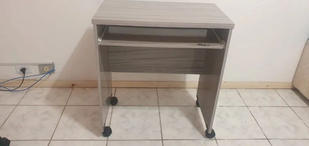 Mesa compacta para computador