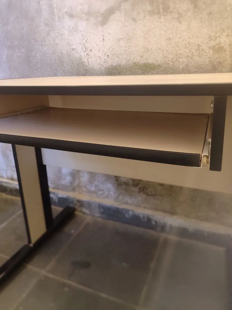 Mesa de escritório com gaveta retrátil.  - Foto 3