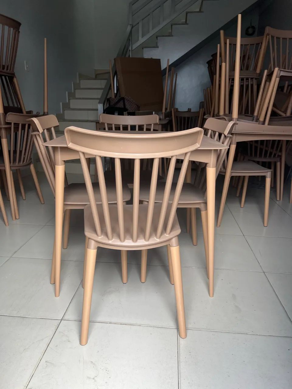 Conjunto de mesa com cadeiras