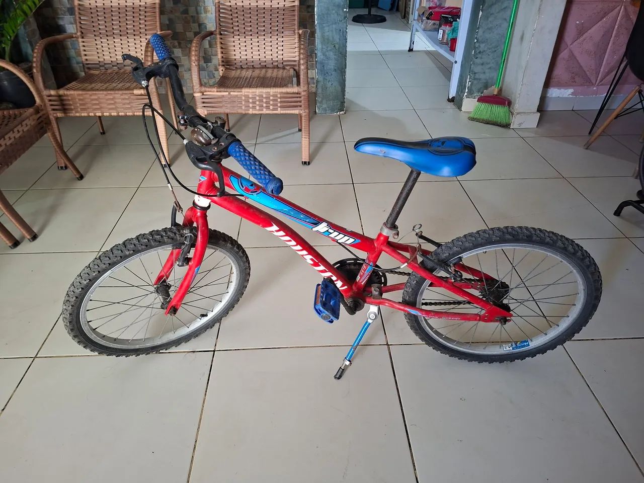 VENDO BICICLETA INFANTIL ORIGINAL R$ 350,00 - Foto 2