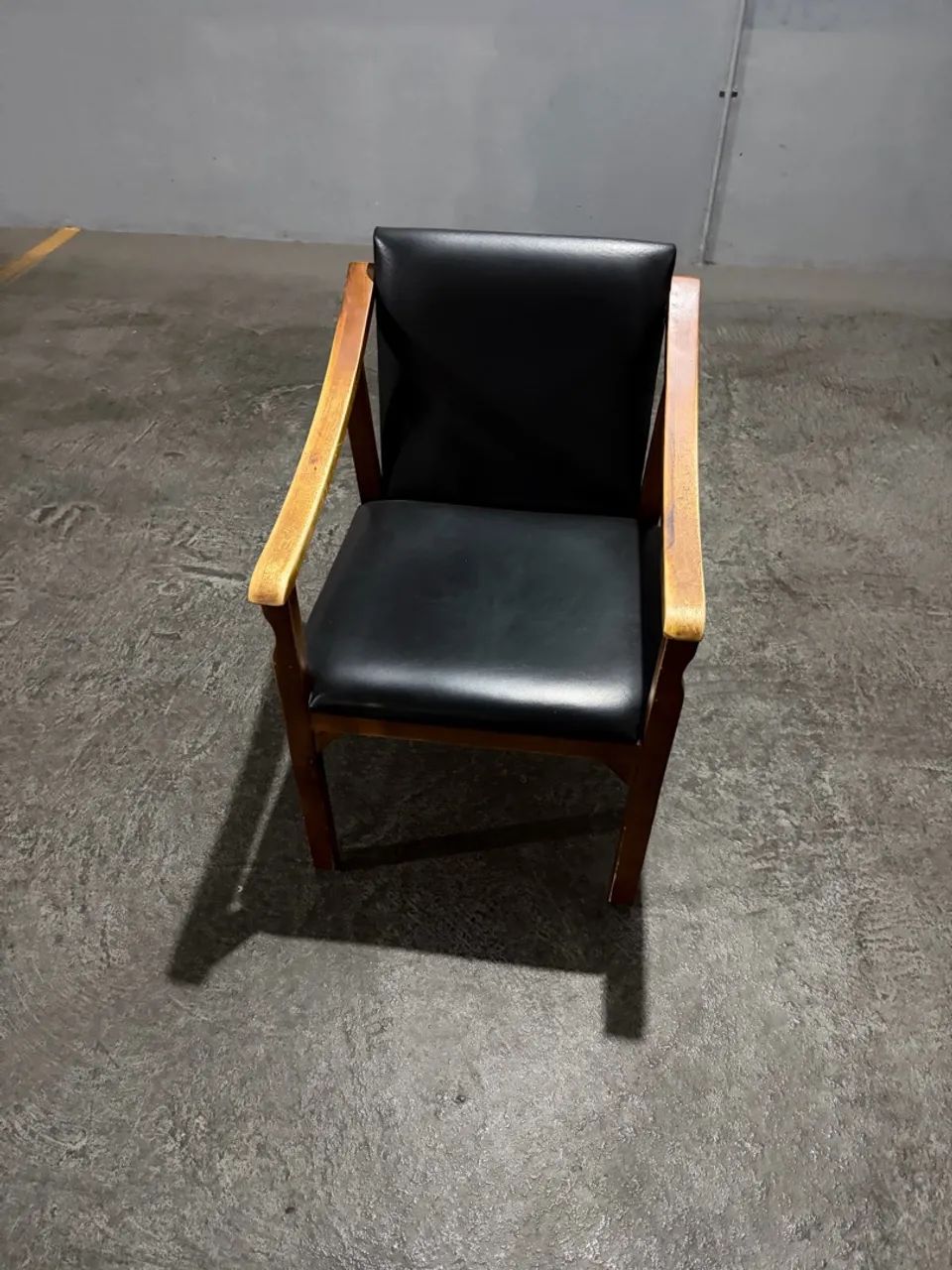 VENDO CADEIRAS EM COURO - Foto 3