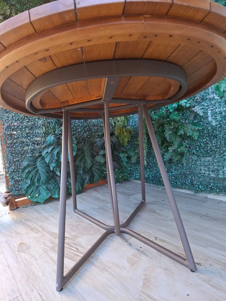 Mesa Oval de Madeira Ripada com Base Designer em Alumínio - 1,60m x 1,00m - Foto 2